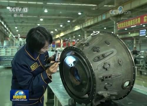 图片包含 男人, 发动机, 游戏机, 站描述已自动生成