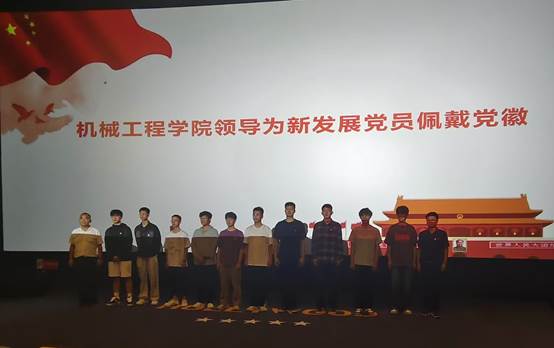 人们在看台上中度可信度描述已自动生成