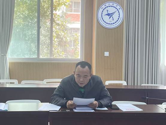 人坐在桌子前AI 生成的内容可能不正确。
